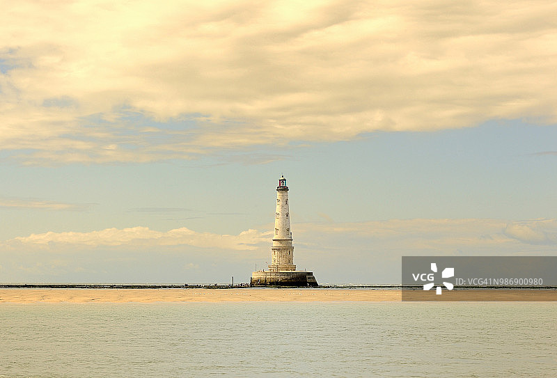 法国西南吉伦特河口低潮时的科尔杜昂灯塔图片素材
