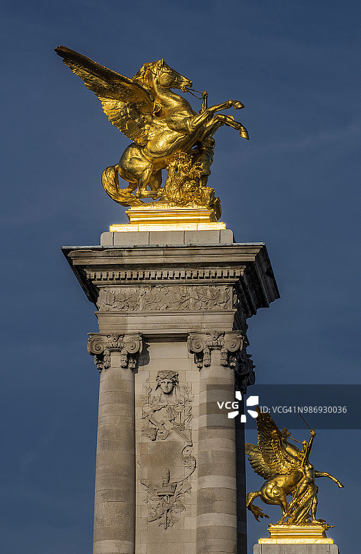 法国法兰西岛巴黎亚历山大三世桥上雕塑特写图片素材