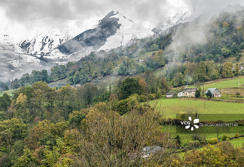 法国上比利牛斯省瓦尔达尊山区初雪图片素材