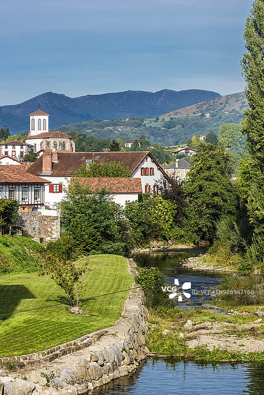 法国巴斯克地区圣让-皮耶德波尔，尼夫河与于阿尔特-锡兹教堂图片素材