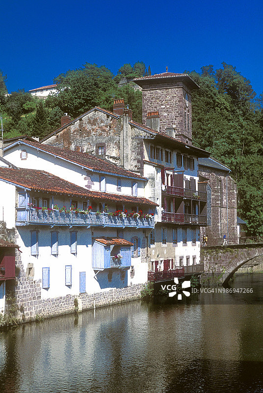 法国圣让-皮耶-德波尼夫河畔的房屋图片素材