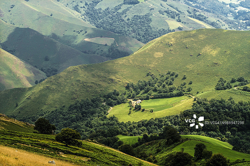 法国比利牛斯-大西洋省巴斯克地区圣地亚哥之路景观图片素材