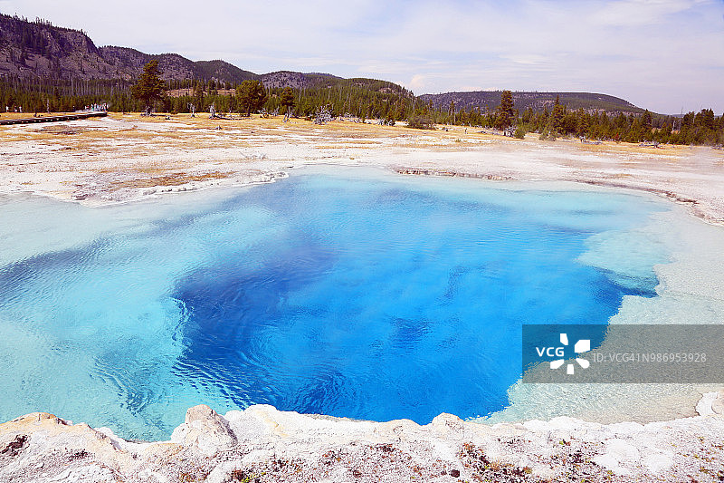 美国怀俄明州黄石公园饼干盆地蓝宝石池图片素材