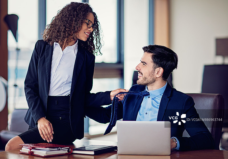 经理在办公室里和她的同事图片素材