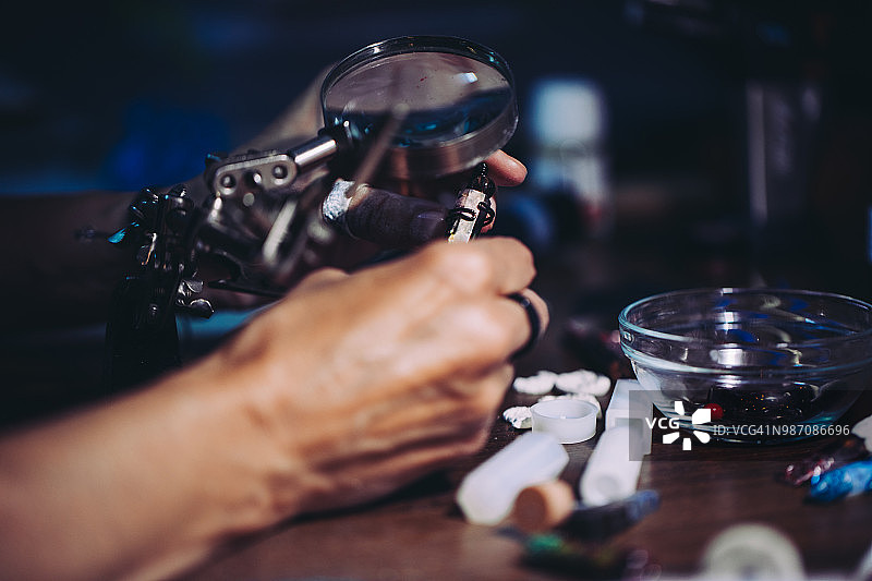 工作室里的珠宝制作图片素材