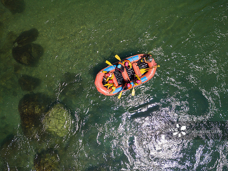 一群男女在平静的河流中漂流的航拍图片素材