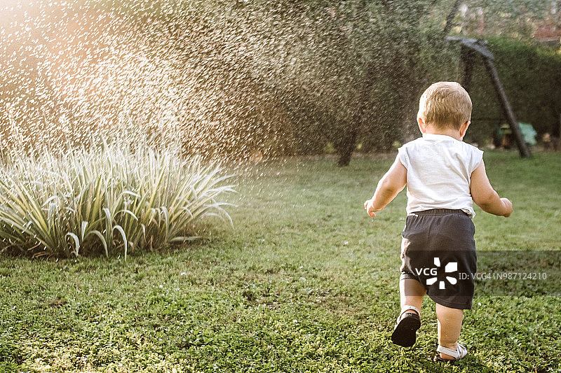 男婴享受在户外的第一个夏天图片素材
