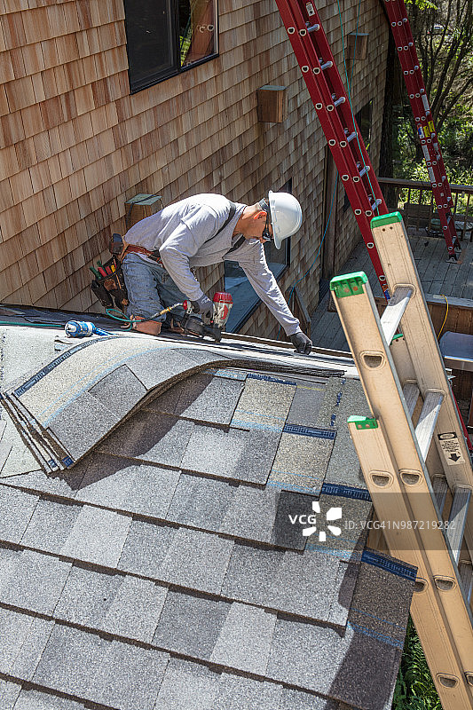 用射钉枪安装新屋顶图片素材