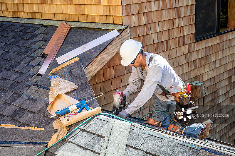 用射钉枪安装新屋顶图片素材
