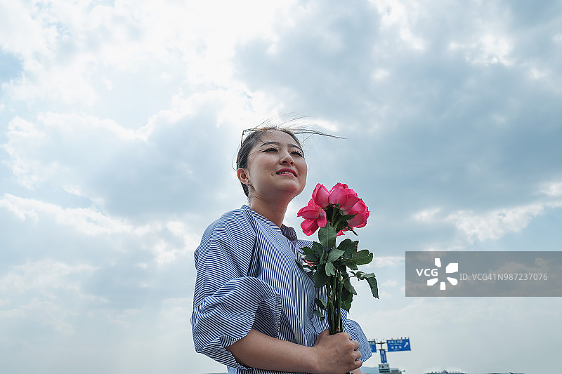 女孩在机场停车场准备旅行图片素材