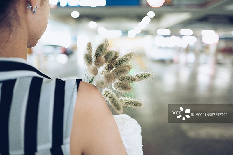 女孩在机场停车场准备旅行图片素材