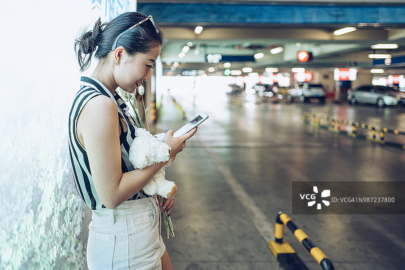 女孩在机场停车场准备旅行图片素材
