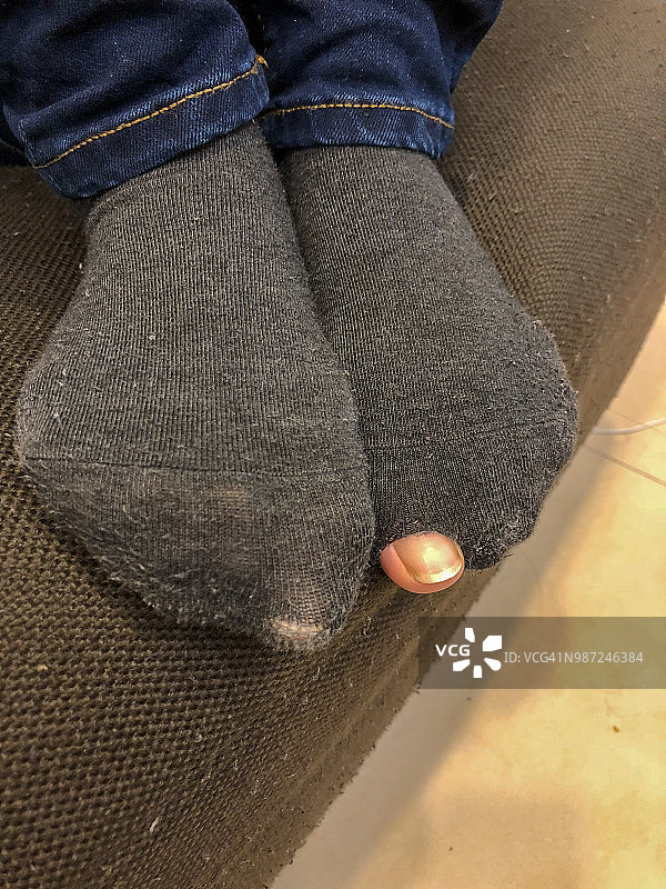 露出脚趾的破袜子图片素材