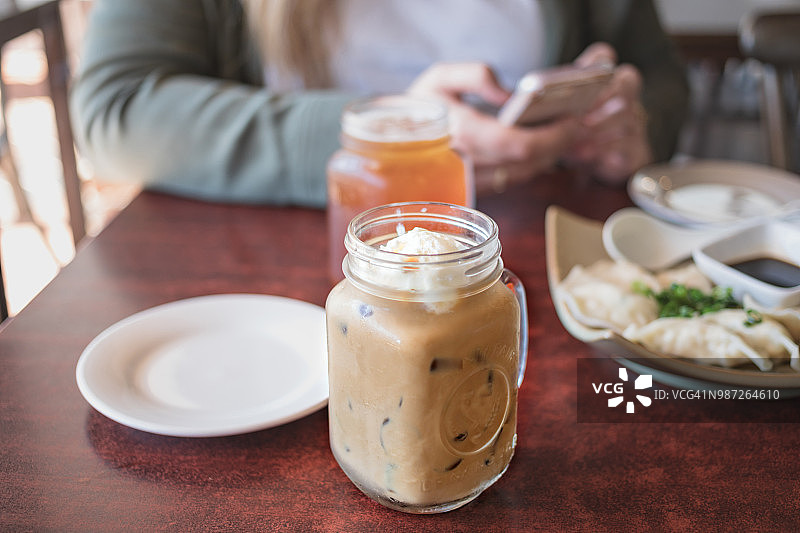 梅森罐中的冰咖啡图片素材
