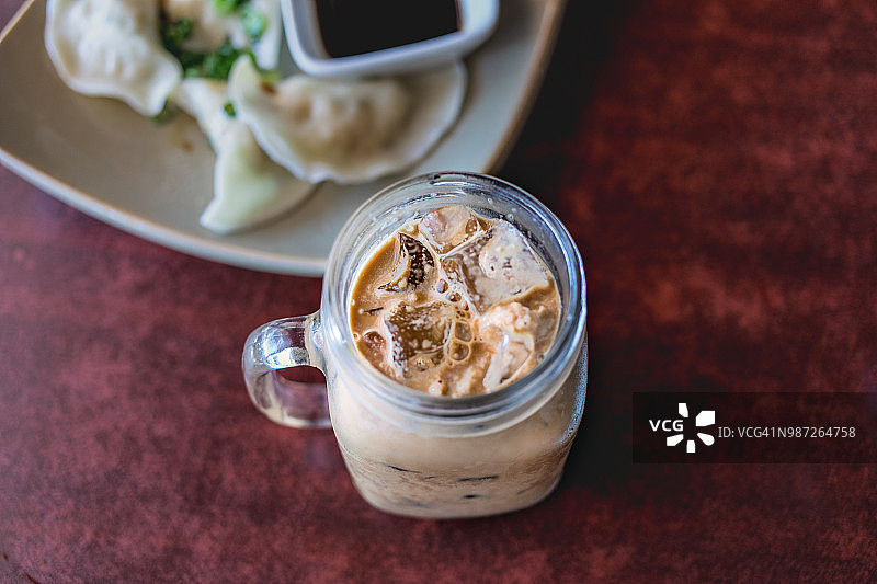 梅森罐中的冰咖啡图片素材