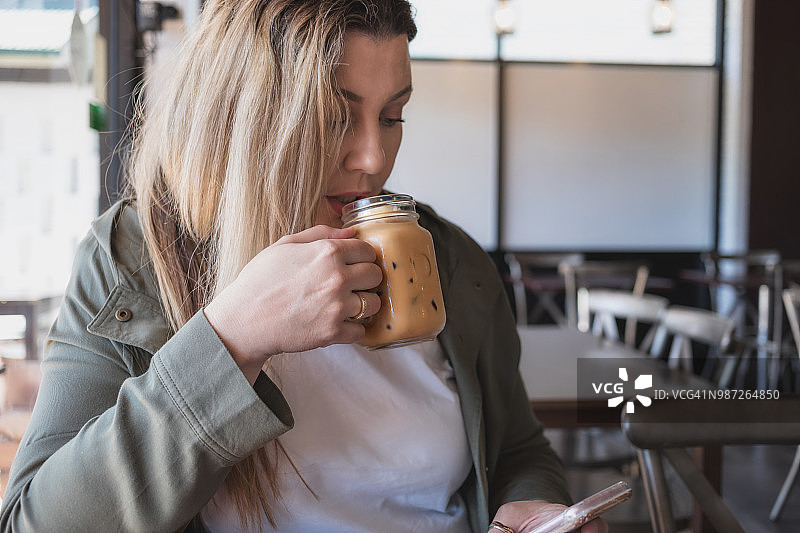 喝冰咖啡的漂亮女人图片素材