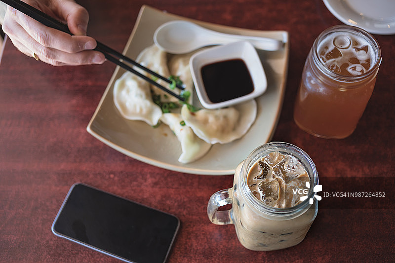 梅森罐中的冰咖啡图片素材