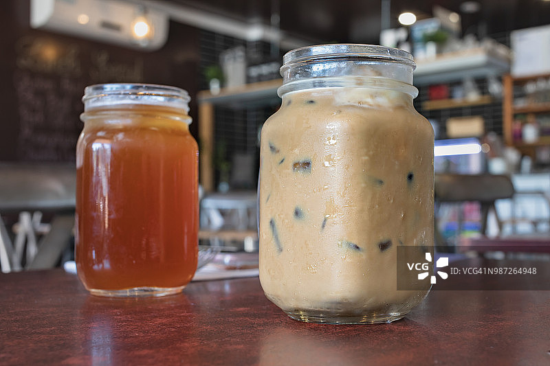 梅森罐中的冰咖啡图片素材