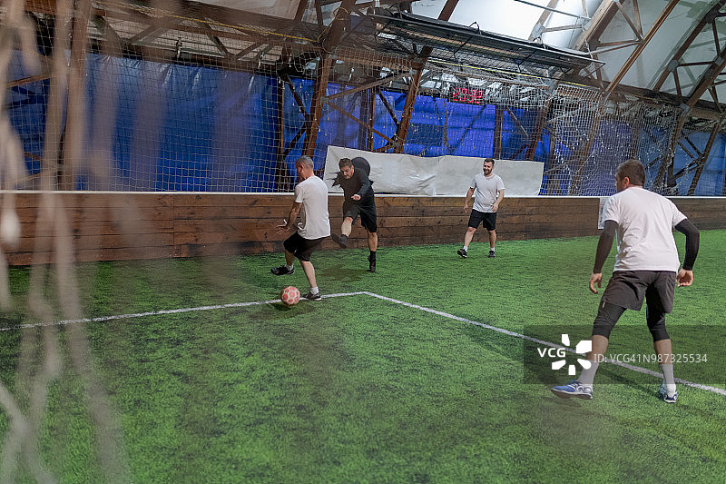 进攻球员踢过防守图片素材