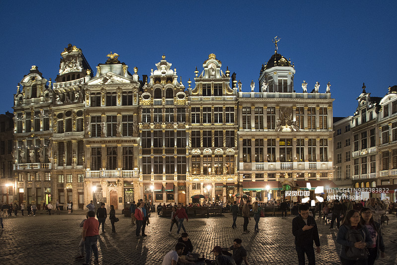 布鲁塞尔大广场黄昏景色，人们坐在地上图片素材