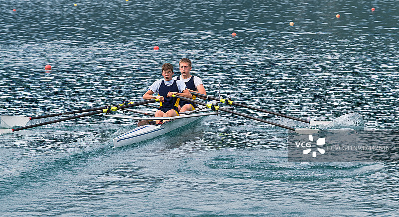 赛艇队中参加双人划桨比赛的两名年轻运动员图片素材