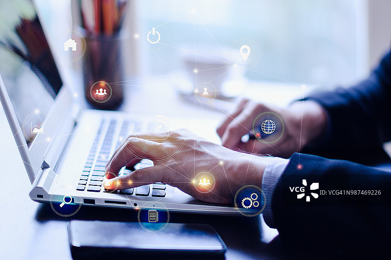 商人使用手机和笔记本电脑工作图片素材