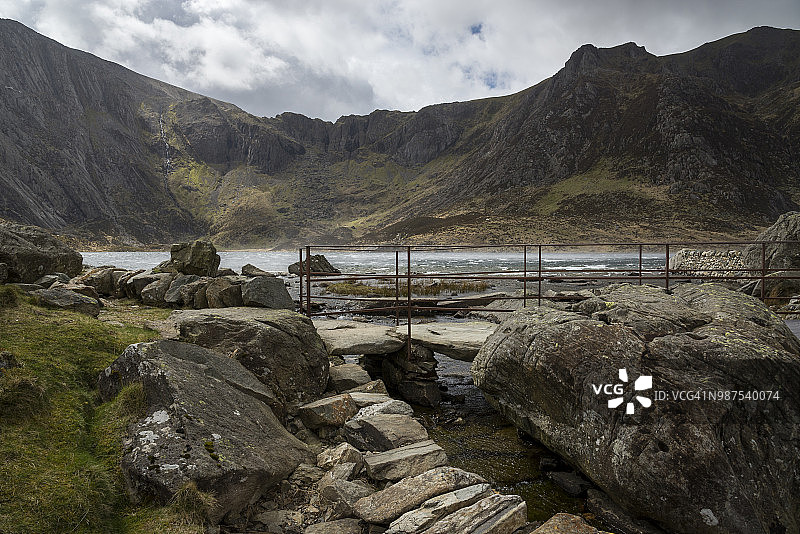 英国北威尔士Cwm Idwal的Llyn Idwal大风天图片素材