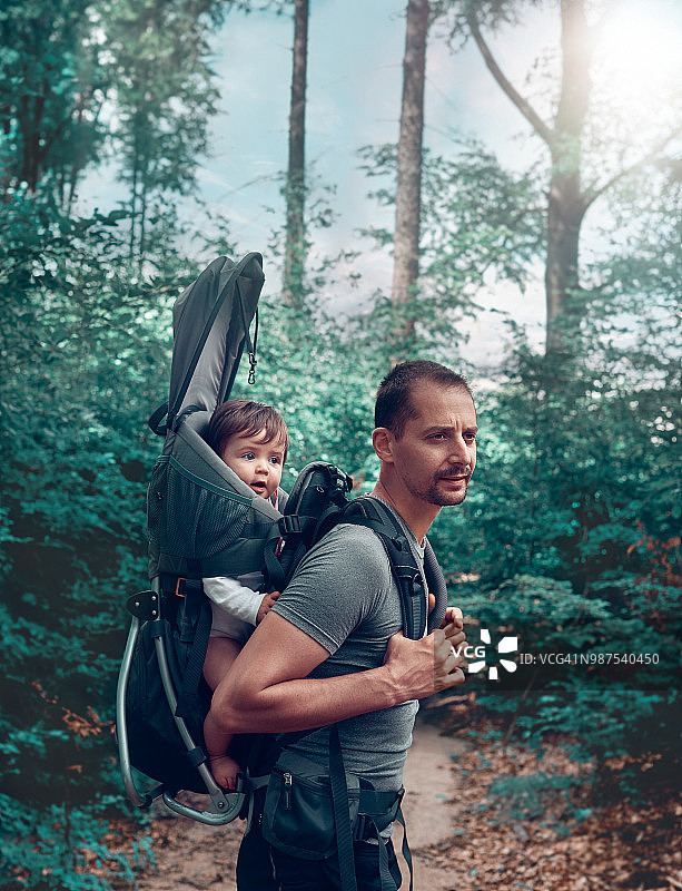 父亲和女儿一起徒步图片素材