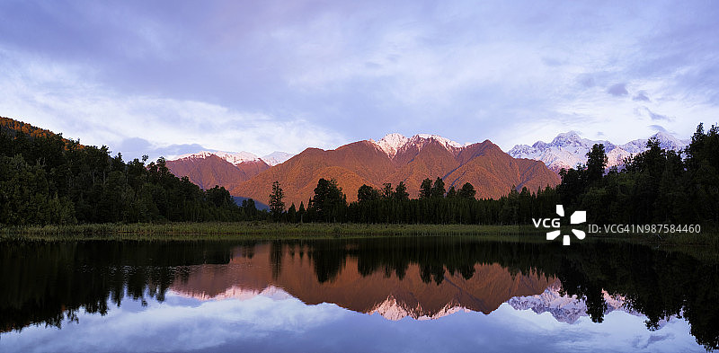 新西兰马瑟森湖的傍晚光线图片素材