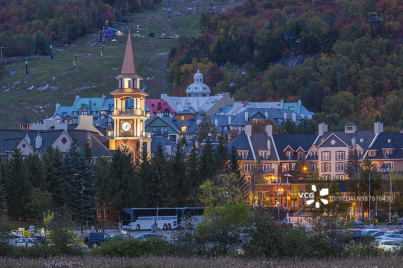 魁北克劳伦琴山脉特朗布朗山滑雪村黄昏图片素材