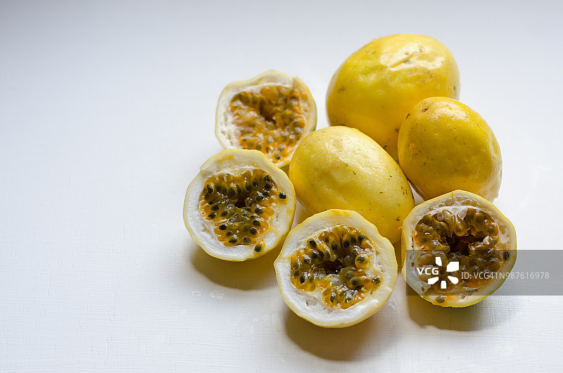 白色背景上的百香果图片素材