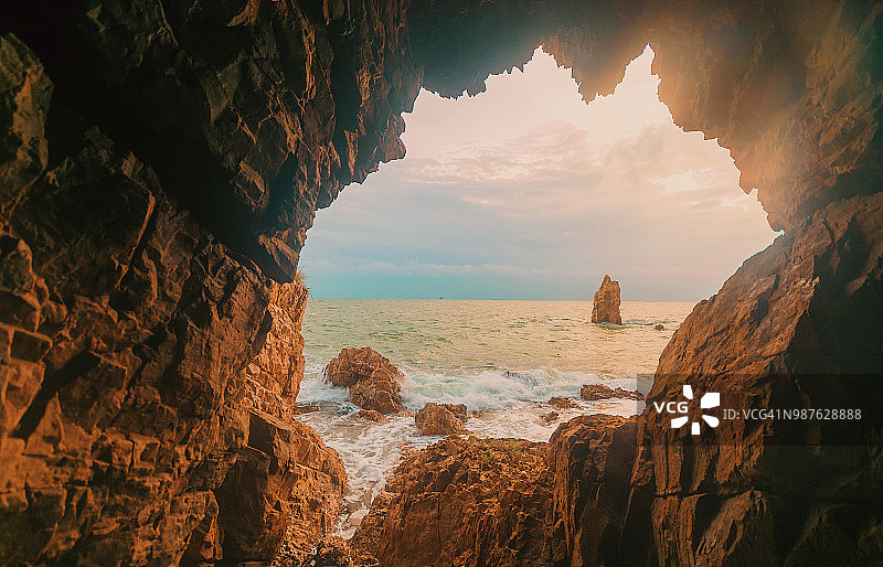 日落时分，海中美丽的洞穴对着天空图片素材