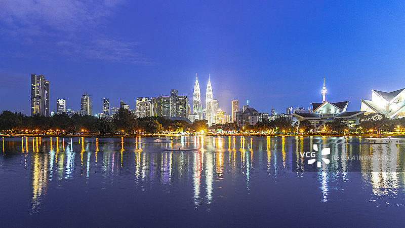 吉隆坡夜间天际线：蒂蒂旺沙视角图片素材