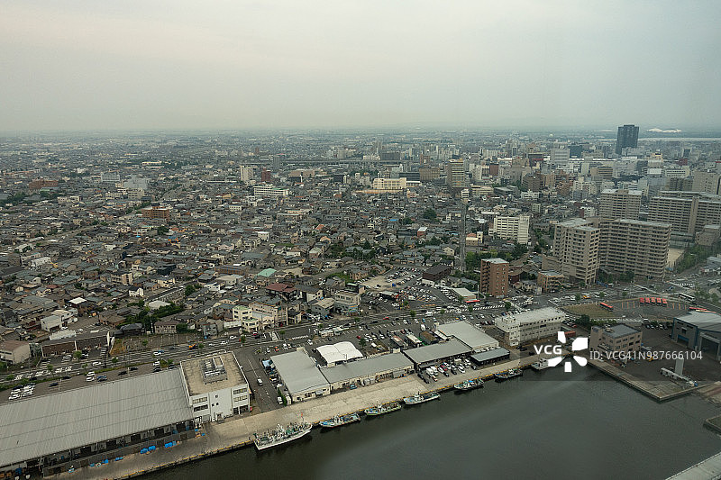 日本新泻县新泻市中心JR新泻站和渔港观测塔日间鸟瞰图图片素材