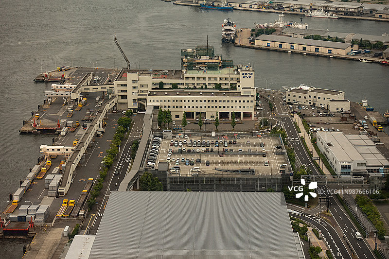 从瞭望塔俯瞰日本新泻县新泻市万代岛的佐渡渡轮码头图片素材