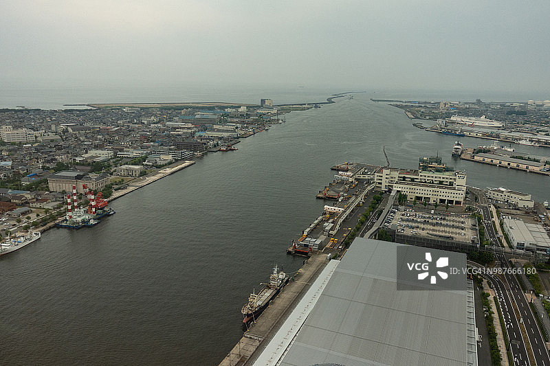 从瞭望塔俯瞰日本新泻县新泻市万代岛的佐渡渡轮码头图片素材