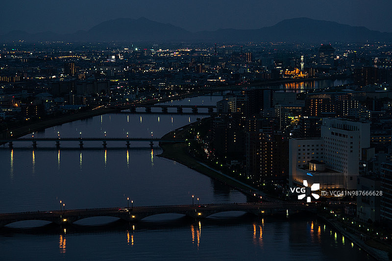 日本新泻县新泻市中心的信浓川夜景鸟瞰（瞭望塔视角）图片素材
