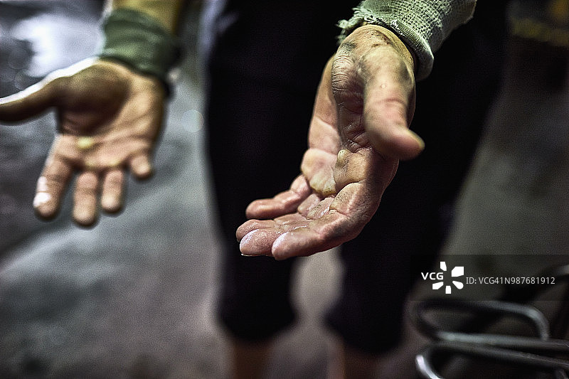 工厂工人脏手特写图片素材