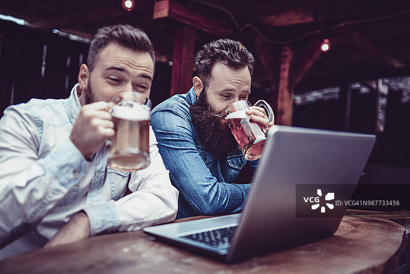 最好的朋友在酒吧喝酒并在下班后建立视频会议图片素材
