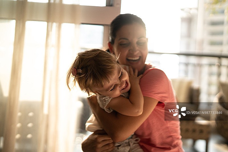 和妈妈在家玩耍的可爱女婴图片素材