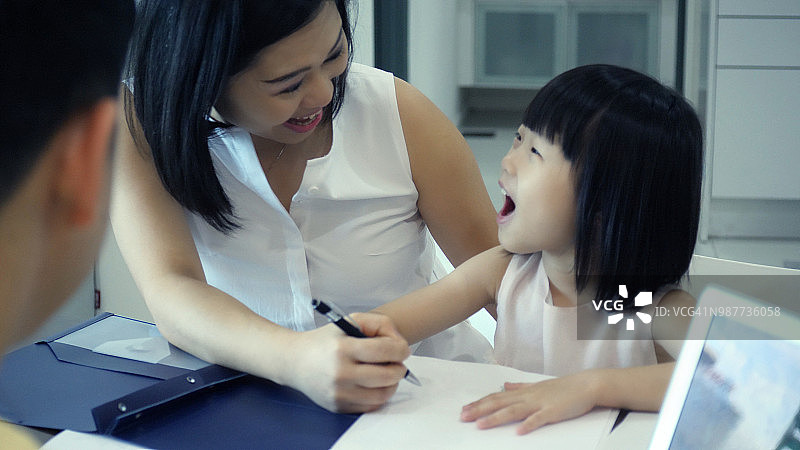 兴奋的小女孩学习绘画图片素材