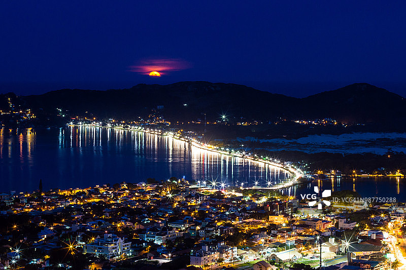 湖上的月亮图片素材