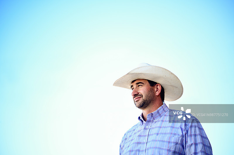 美国牛仔竞技选手与晴空背景图片素材