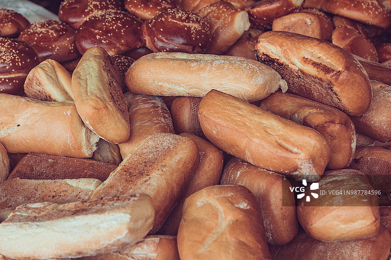 面包店出售的新鲜面包，完整画面，特拉维夫卡梅尔市场图片素材