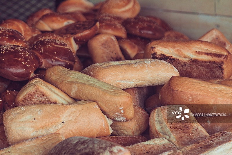 面包店出售的新鲜面包，完整画面，特拉维夫卡梅尔市场图片素材