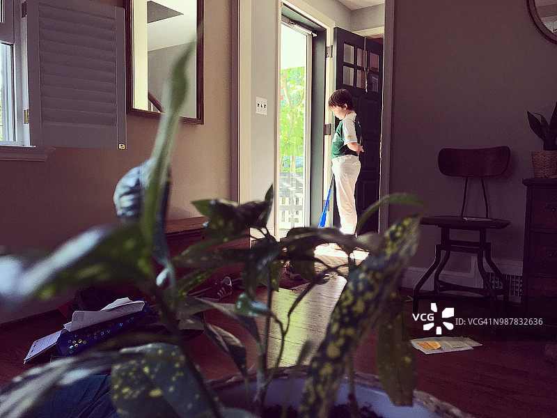 身穿棒球服的男孩图片素材