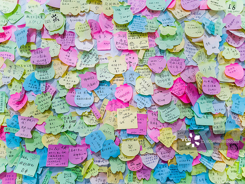 墙上的许愿纸条特写镜头图片素材