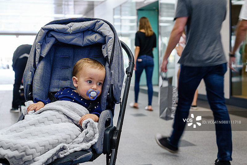 商场里婴儿车中的婴儿图片素材