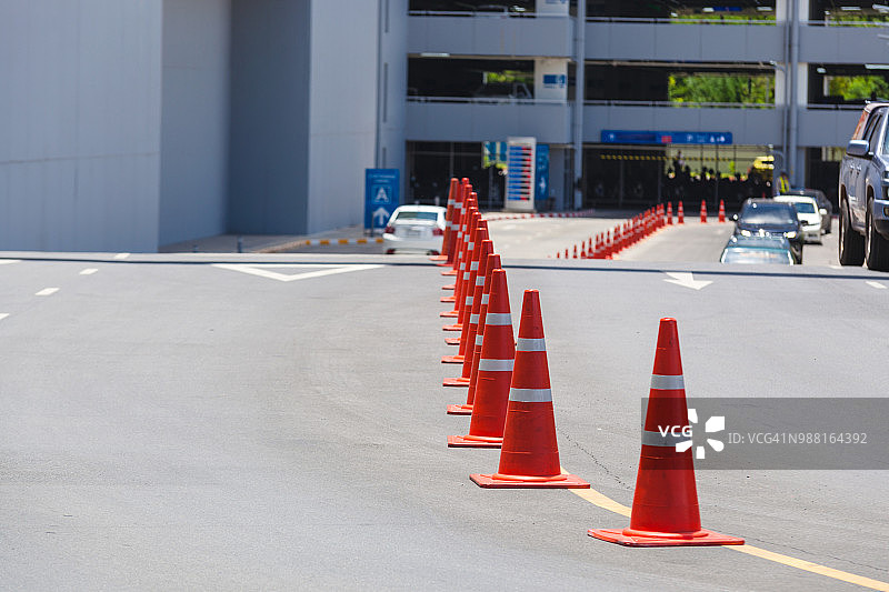 禁止停车区域的橙色锥形筒图片素材