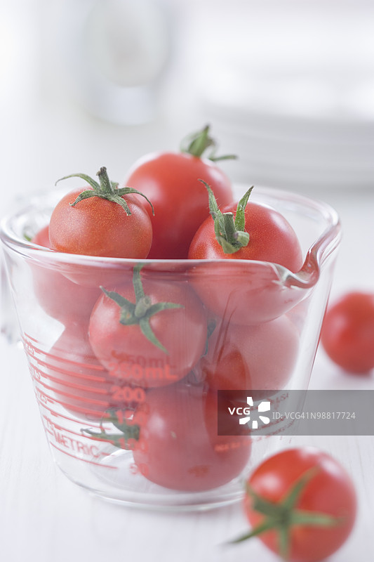 量杯中的樱桃番茄图片素材